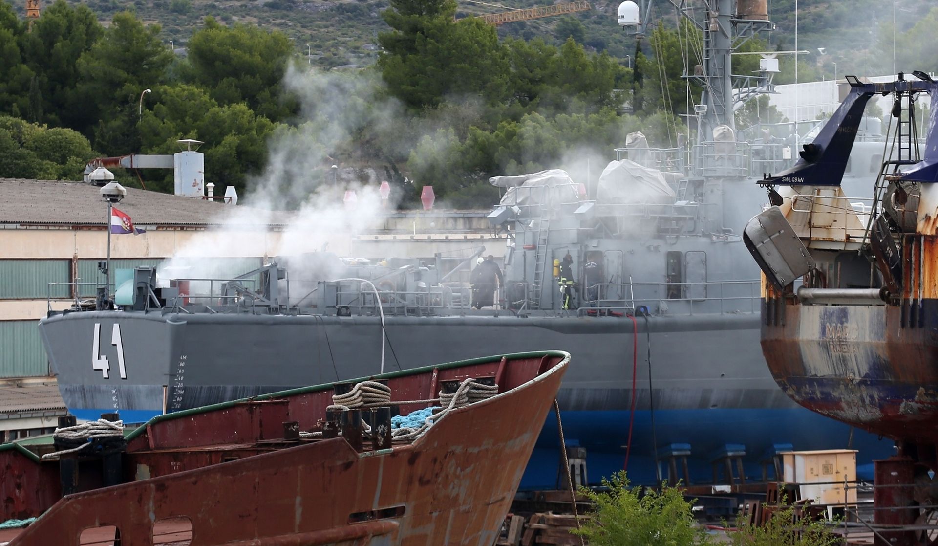 19.09.2019.,Sibenik - U NCP remontnom brodogradilistu izbio je pozar na vojnom brodu.
Photo: Dusko Jaramaz/PIXSELL