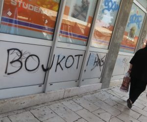 Split: Vandalizam i govor mržnje na zidovima u centru grada 20.06.2018., Split - Zidovi po gradu isarani grafitima kojima neznani autor zeli "smrt pandurima i pederima" te porucuje kako "mrzi repku, A.C.A.B." i poziva na "bojkot HNS-a". 

Photo: Ivo Cagalj/PIXSELL