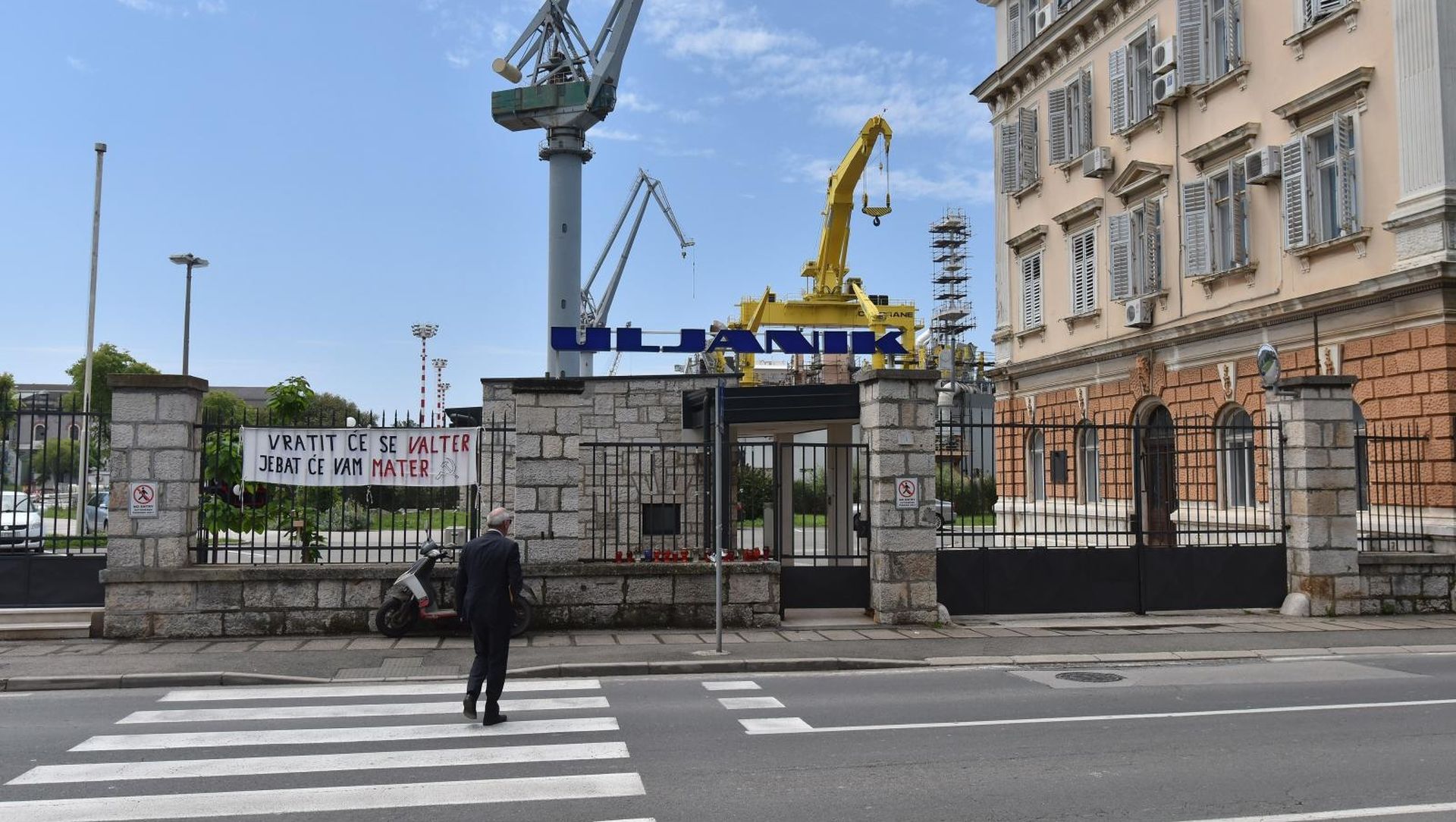 22.05.2019., Pula - Novi transparent na ogradi brodogradilista Uljanik. Photo: Dusko Marusic /PIXSELL