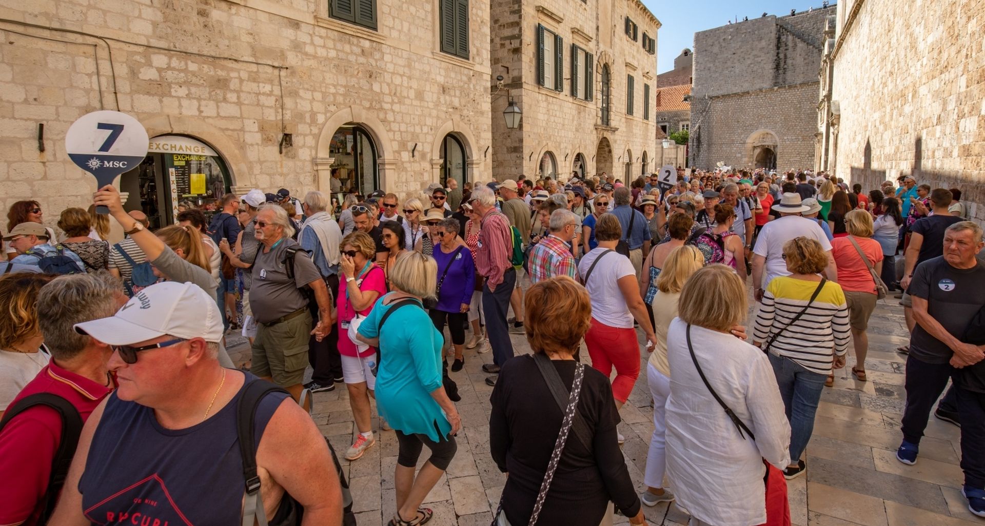 26.09.2019., Stara gradska jezgra, Dubrovnik -  Grupe turista u obilasku gradske jezgre.
Photo: Grgo Jelavic/PIXSELL
