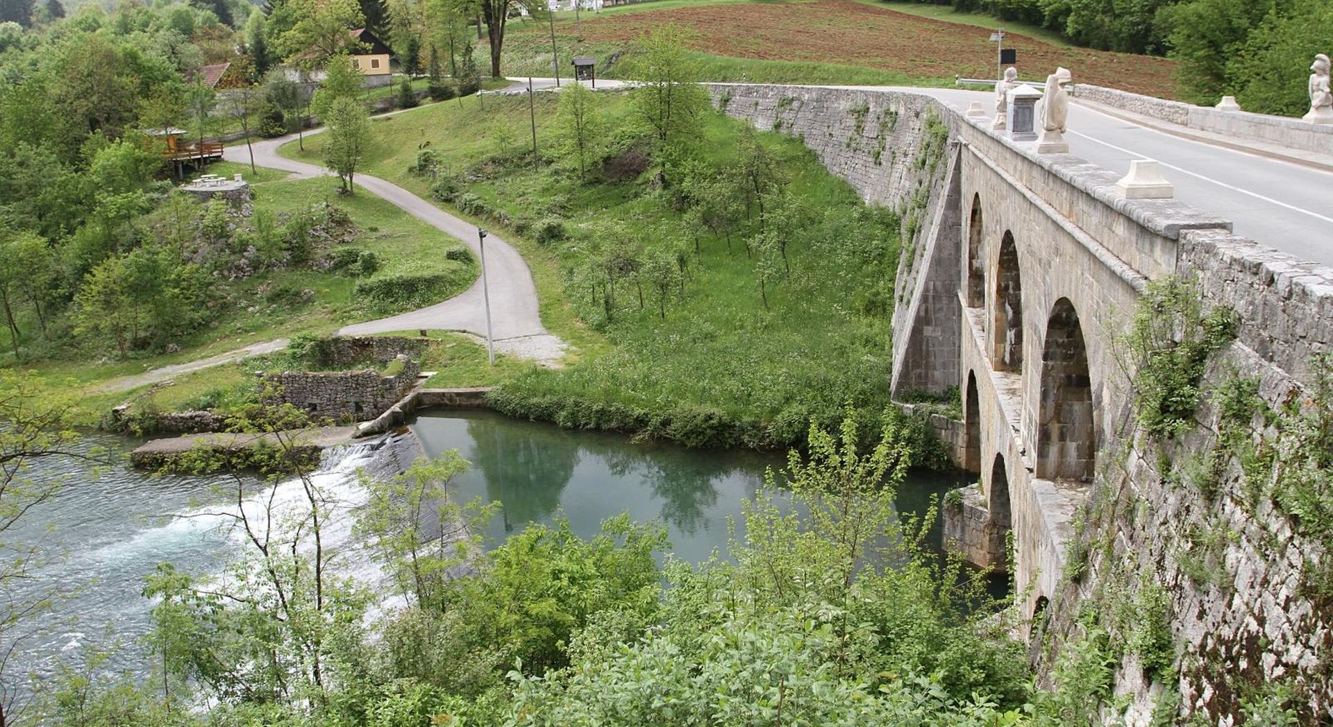 27.04.2014., Tounj - Most preko rijeke Tounjcice. 
Photo: Kristina Stedul Fabac/PIXSELL