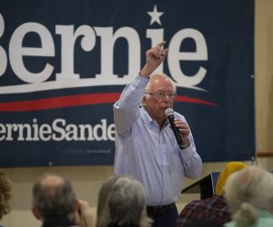 epa07882695 Democratic candidate for United States President, Senator Bernie Sanders, addresses a crowd of supporters at the American Legion Merrill-Follansbee Post #37, during a campaign stop in Hooksett, New Hampshire, USA 30 September 2019.  EPA/CJ GUNTHER