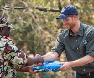 epa07882790 Britain's Prince Harry, the Duke of Sussex, (R) receives a gift at the Liwonde National Park and the adjoining Mangochi Forest to the Queen's Commonwealth Canopy in Liwonde, Malawi, 30 September 2019. He dedicated Liwonde National Park and the adjoining Mangochi Forest to the Queen's Commonwealth Canopy. The Duke and Duchess of Sussex are on an official visit to southern Africa.  EPA/DOMINIC LIPINSKI  / POOL