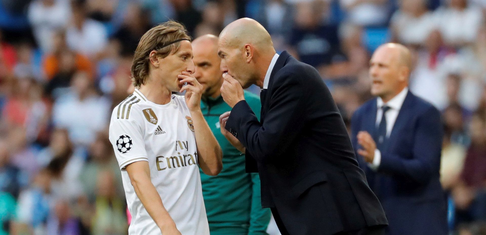 epa07886615 Real Madrid's head coach Zinedine Zidane (R) talks with Luka Modric (L) during the UEFA Champions League group A match between Real Madrid and Club Brugge at Santiago Bernabeu in Madrid, Spain, 01 October 2019.  EPA/JuanJo Martin