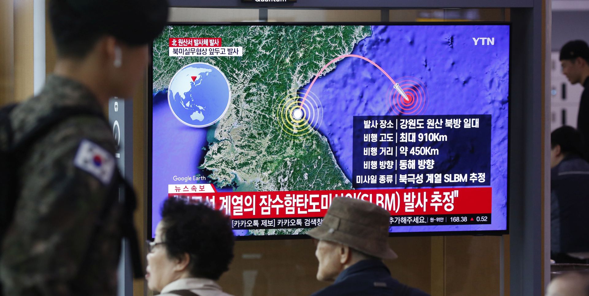 epaselect epa07887882 South Korean people watch breaking news concerning North Korea's missile launch; at Seoul Station in Seoul, South Korea, 02 October 2019. According to South Korea's Joint Chiefs of Staff (JCS), North Korea again fired balistic missiles toward the East Sea ahead of the envisioned resumption of the stalled denuclearization talks with the United States.  EPA/JEON HEON-KYUN
