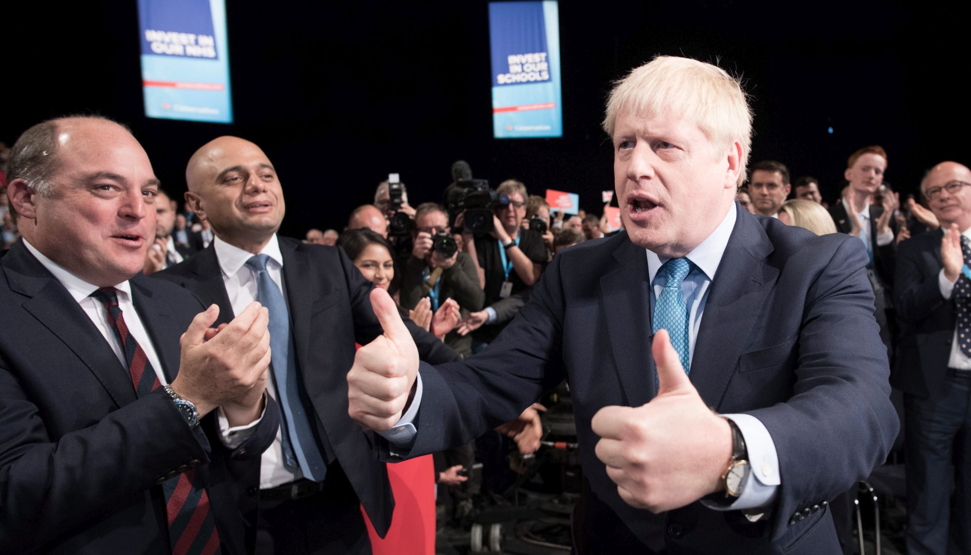 epa07889390 Prime Minister Boris Johnson, gives a thumbs up after delivering his speech during the Conservative Party Conference at the Manchester Convention Centre, Britain, 02 October 2019.  EPA/STEFAN ROUSSEAU / POOL