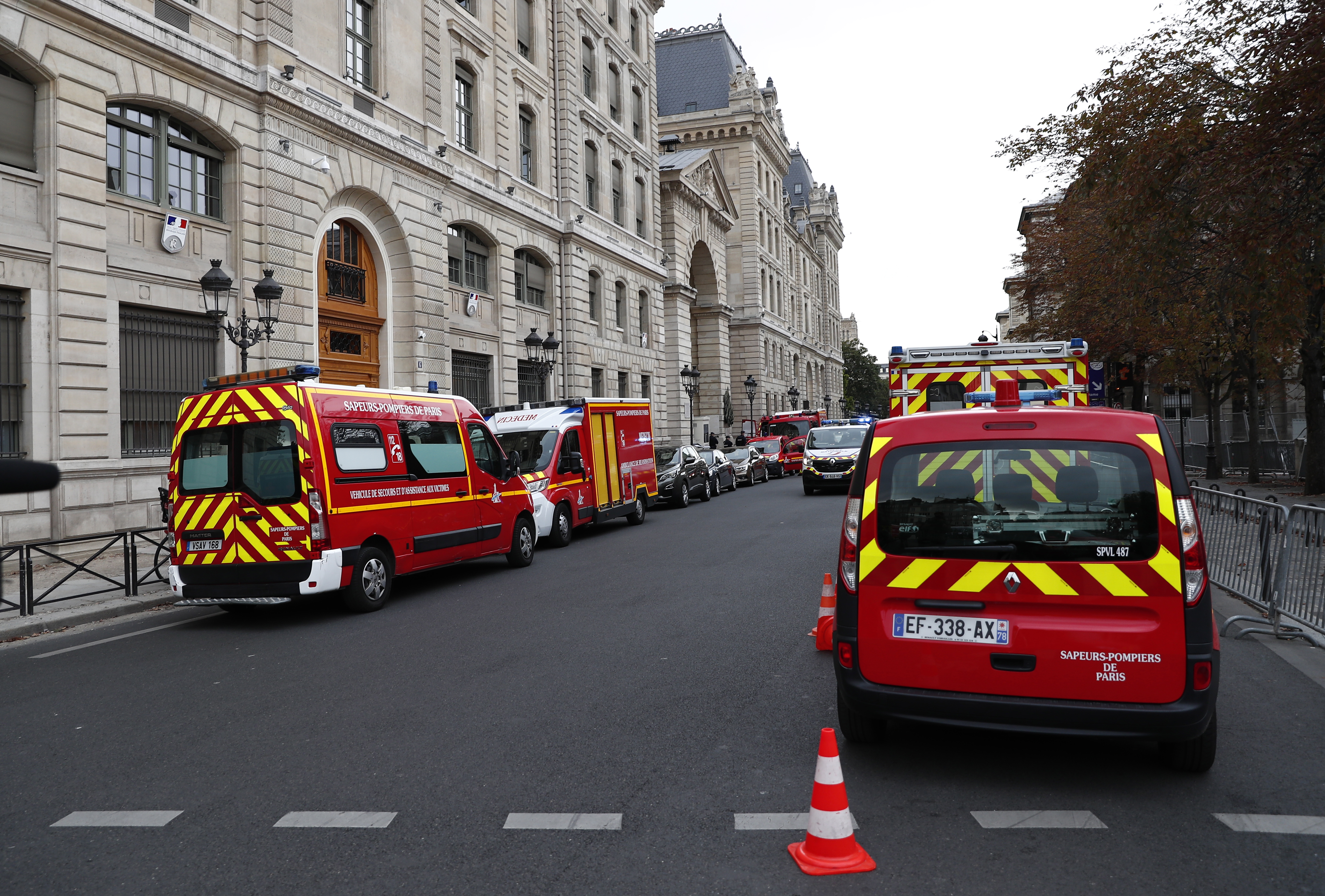 epa07892448 French police and security forces establish a security perimeter near the police headquarters where a man was  attacking officers with a knife in Paris, France, 03 October 2019. According to recent reports, five people were killed, including the attacker.  EPA/IAN LANGSDON