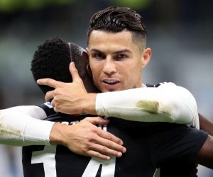epa07902425 Juventus' Cristiano Ronaldo hugs his teammate Blaise Matuidi (L) during the Italian serie A soccer match between FC Inter and Juventus FC at Giuseppe Meazza stadium in Milan, Italy, 6 October 2019.  EPA/MATTEO BAZZI