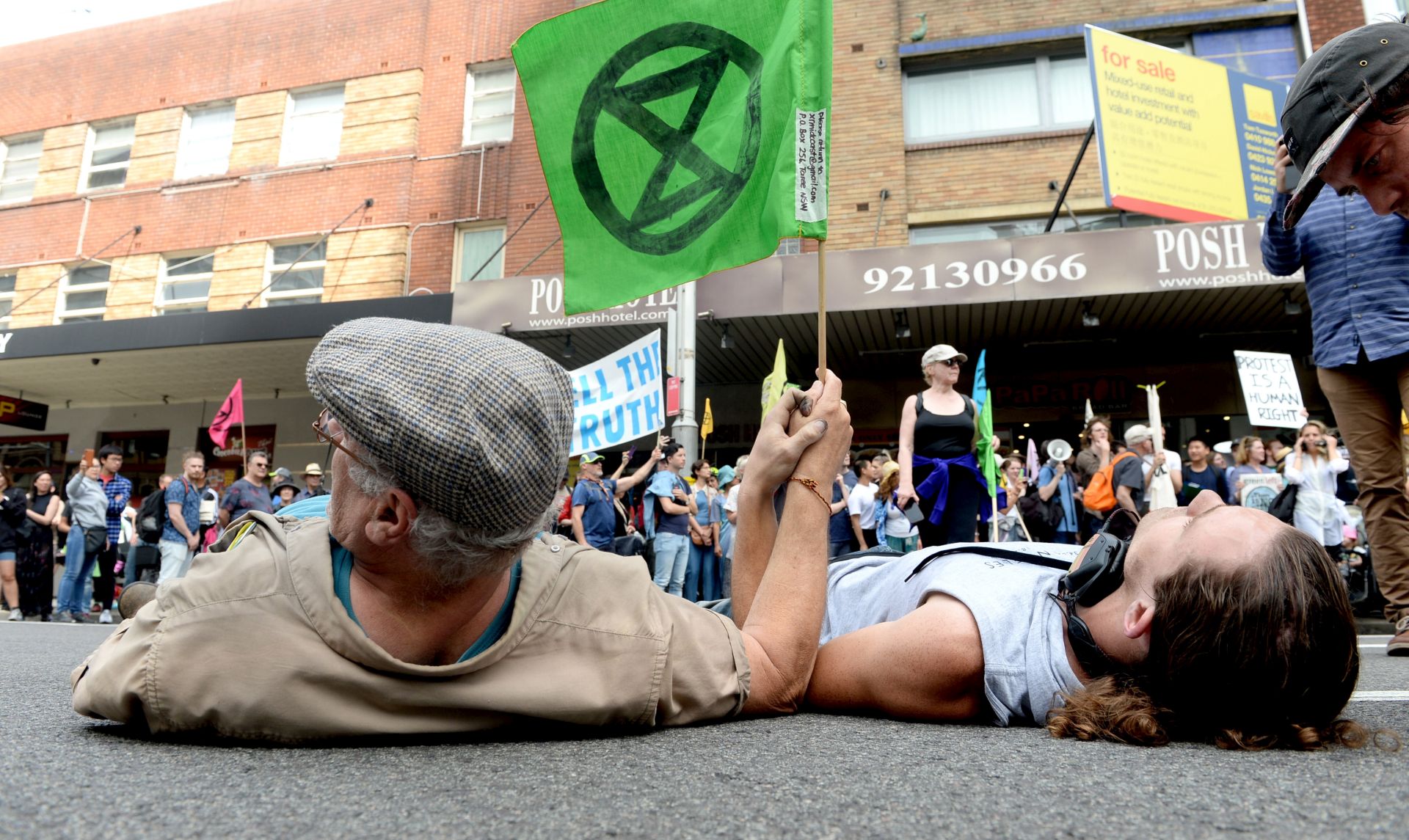 epa07902807 Protesters are removed and arrested during an Extinction Rebellion protest in Sydney, New South Wales, Australia, 07 October 2019. The Extinction Rebellion (XR) climate protests movement has planned a 'spring rebellion' from 07 to 13 October 2019, including marches aimed at blocking traffic.  EPA/JEREMY PIPER  AUSTRALIA AND NEW ZEALAND OUT