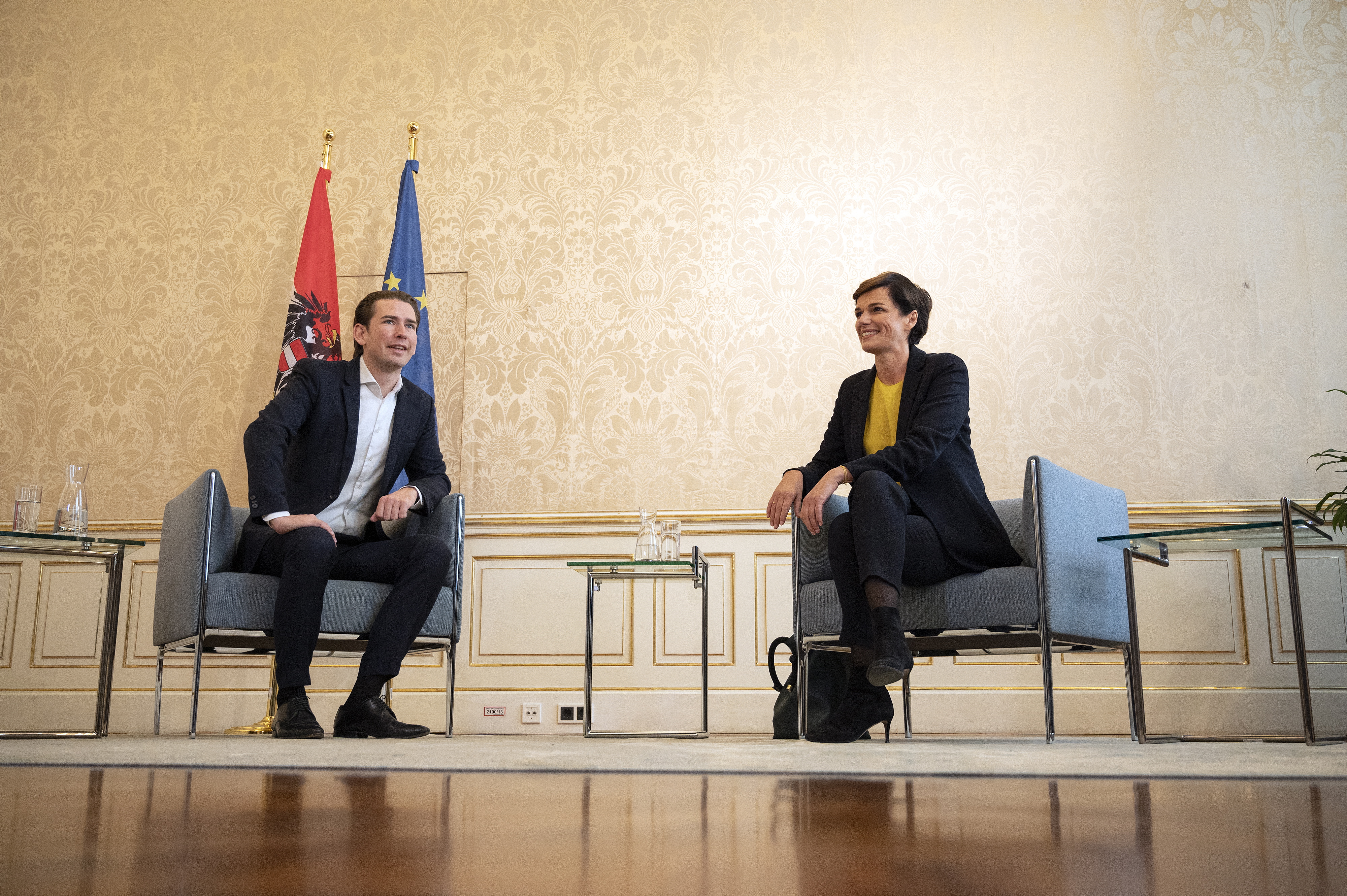epa07905074 Sebastian Kurz (L), leader of Austrian People's Party (OeVP) and Pamela Rendi-Wagner (R), leader of Austrian Social Democratic Party (SPOe) pose for photographs ahead of exploratory talks at the Winter Palace of Prince Eugene in Vienna, Austria, 08 October 2019. Austrian President Alexander Van der Bellen gave Kurz the mandate to build a new coalition government on 07 October 2019.  EPA/CHRISTIAN BRUNA