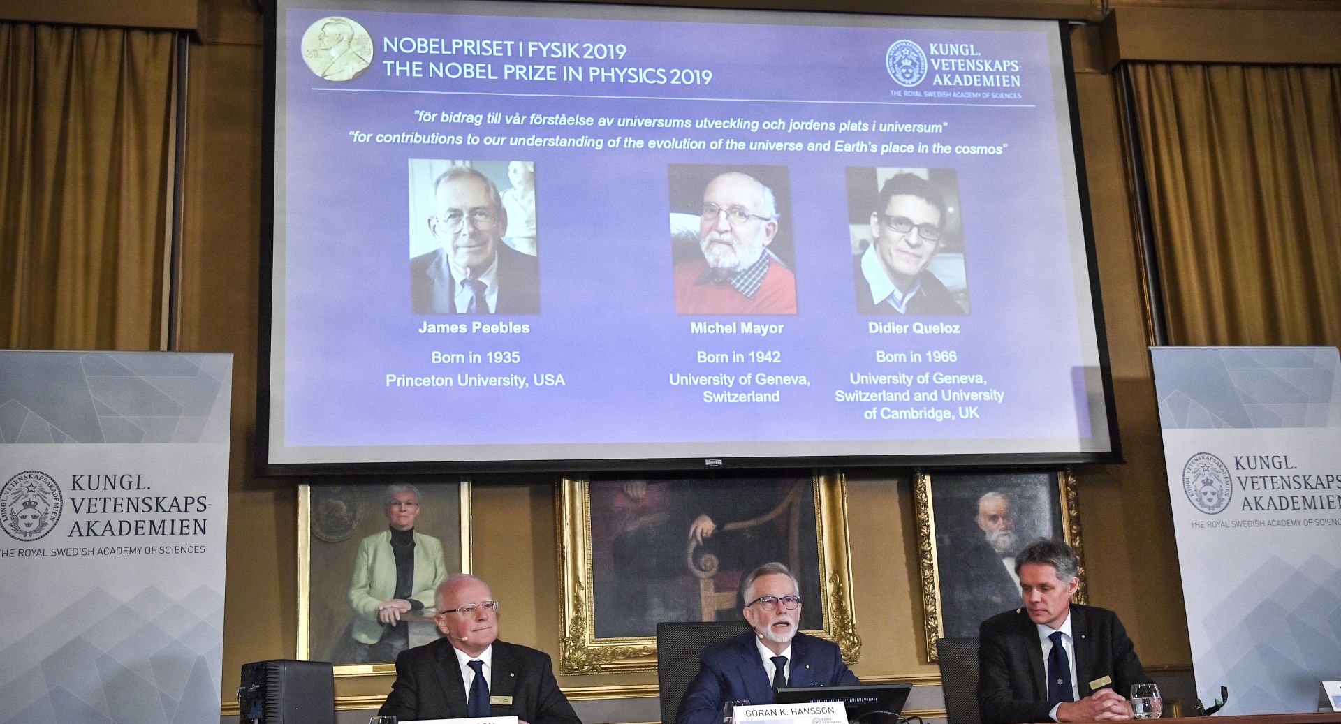 epa07905122 Goran K. Hansson (C), Secretary General of the Royal Swedish Academy of Sciences, and academy members Mats Larsson (L) and Ulf Danielsson, announce whe winners of the 2019 Nobel Prize in Physics at the Royal Swedish Academy of Sciences in Stockholm, Sweden, 08 October 2019. The 2019 Nobel Prize in Physics is awarded to US-Canadian scientist James Peebles and Swiss scientists Michel Mayor and Didier Queloz.  EPA/Claudio Bresciani