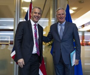 epa07912337 UK Brexit secretary Stephen Barclay, left, is welcomed by European Union chief Brexit negotiator Michel Barnier before their meeting at the European Commission headquarters in Brussels, Belgium, 11 October 2019.  EPA/Francisco Seco / POOL