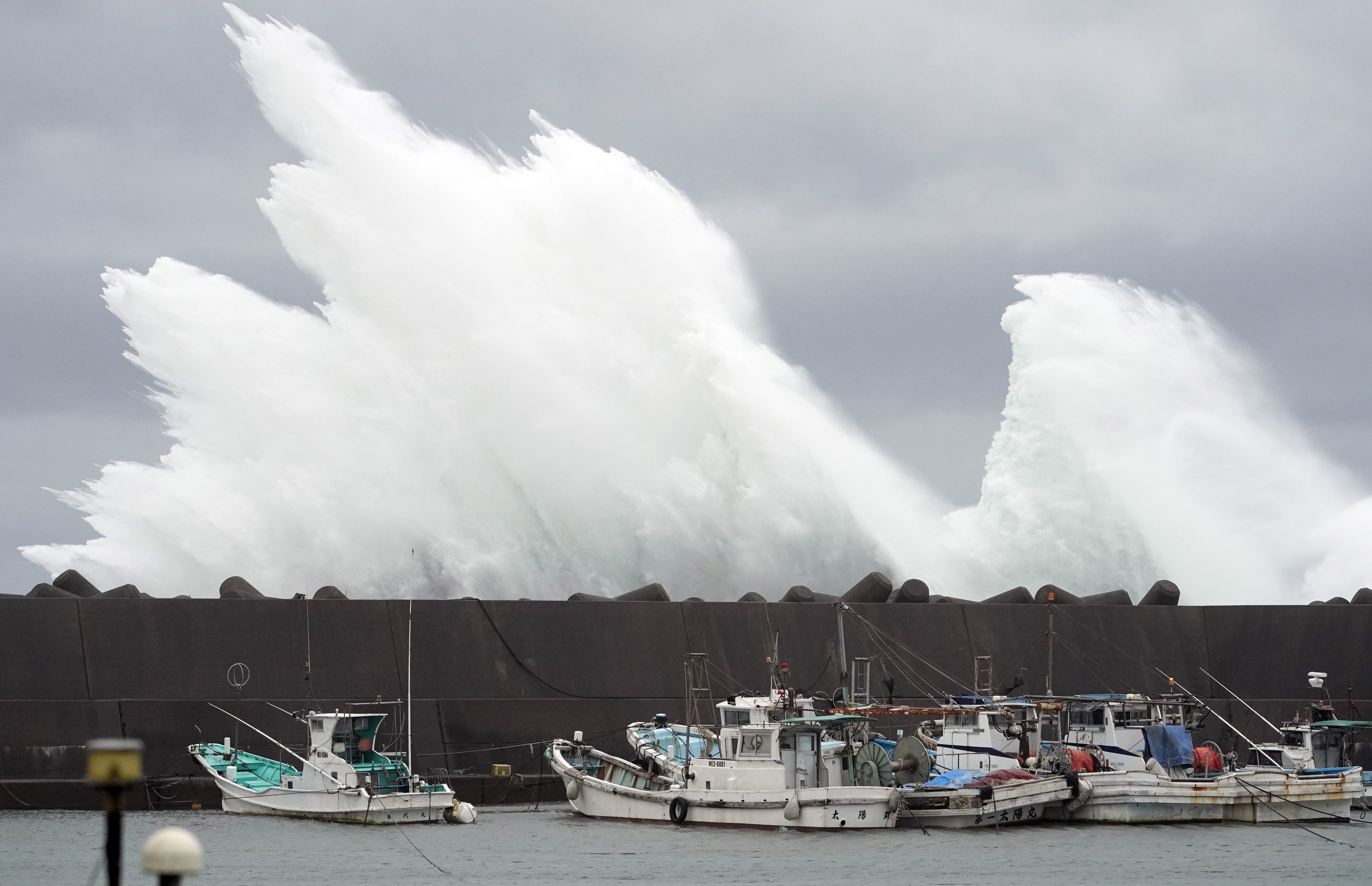 epaselect epa07912758 Surging waves generated by typhoon Hagibis hit against a breakwater at a port in the town of Kiho, Mie Prefecture, Japan, 11 October 2019. Powerful typhoon Hagibis is expected to hit central Japan and Tokyo area, disrupting transports and major sports events such as the Formula One Grand Prix of Japan and the Rugby World Cup.  EPA/FRANCK ROBICHON