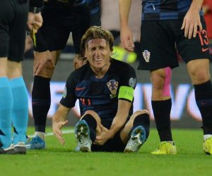 epa07919011 Croatia's Luka Modric (C) receives medical treatment during the UEFA EURO 2020 group E qualifier soccer match between Wales and Croatia held at Cardiff City Stadium in Wales, Britain, 13 October 2019.  EPA/PETER POWELL