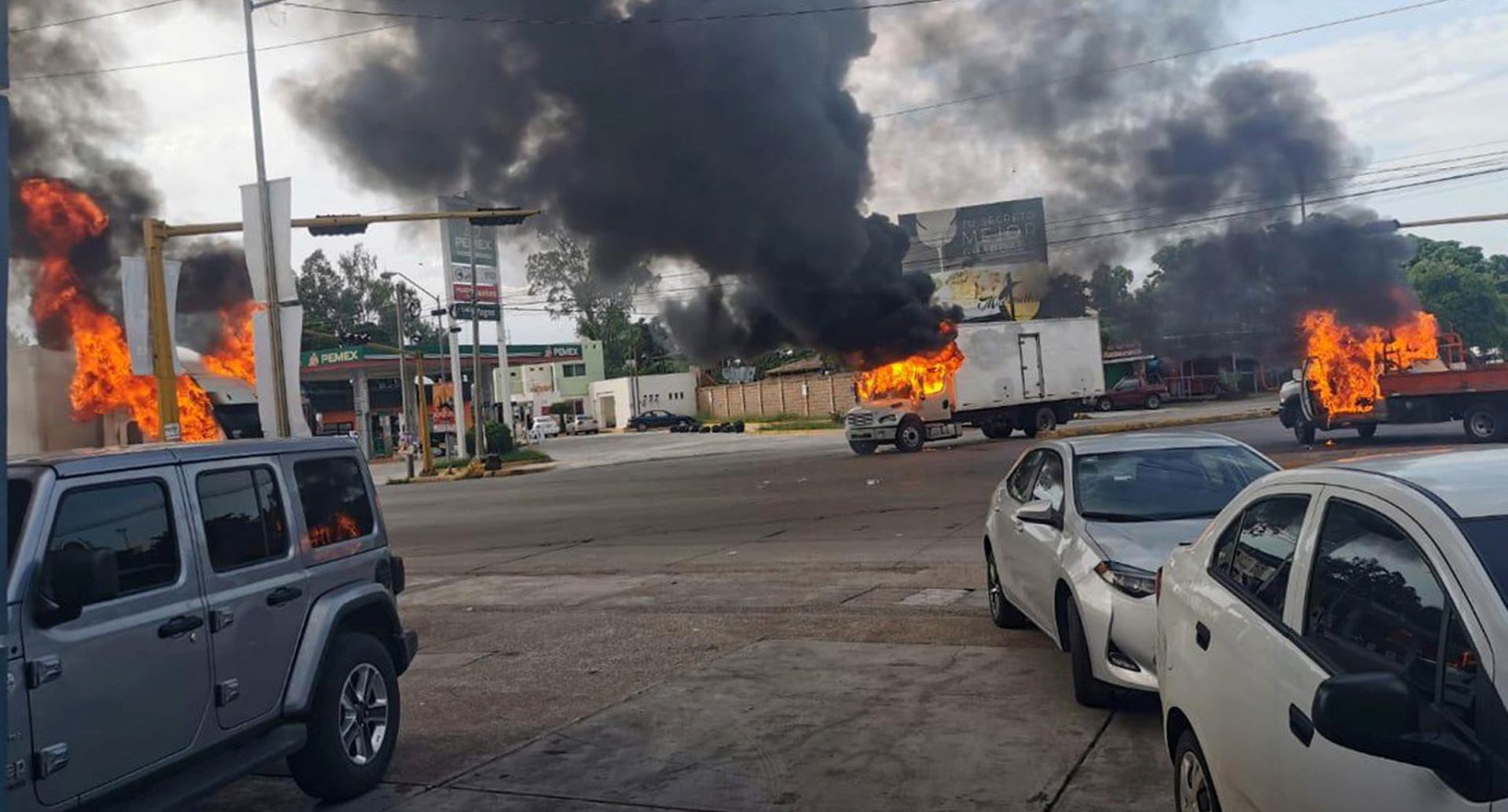epaselect epa07928937 A view of vehicles on fire during a clash between armed gunmen and Federal police and military soldiers, in the streets of the city of Culiacan, Sinaloa state, Mexico, 17 October 2019. According to media reports, alleged drug cartel gunmen set up blockades and unleashed volleys of gunfire in the Mexican city of Culiacan amid rumors of the capture of Ovidio Guzman Lopez, son of imprisoned drug trafficker Joaquin 'El Chapo' Guzman Loera. The blockades set up by the gunmen, presumably from the Sinaloa drug cartel, extended to the exits of the city.  EPA/STR