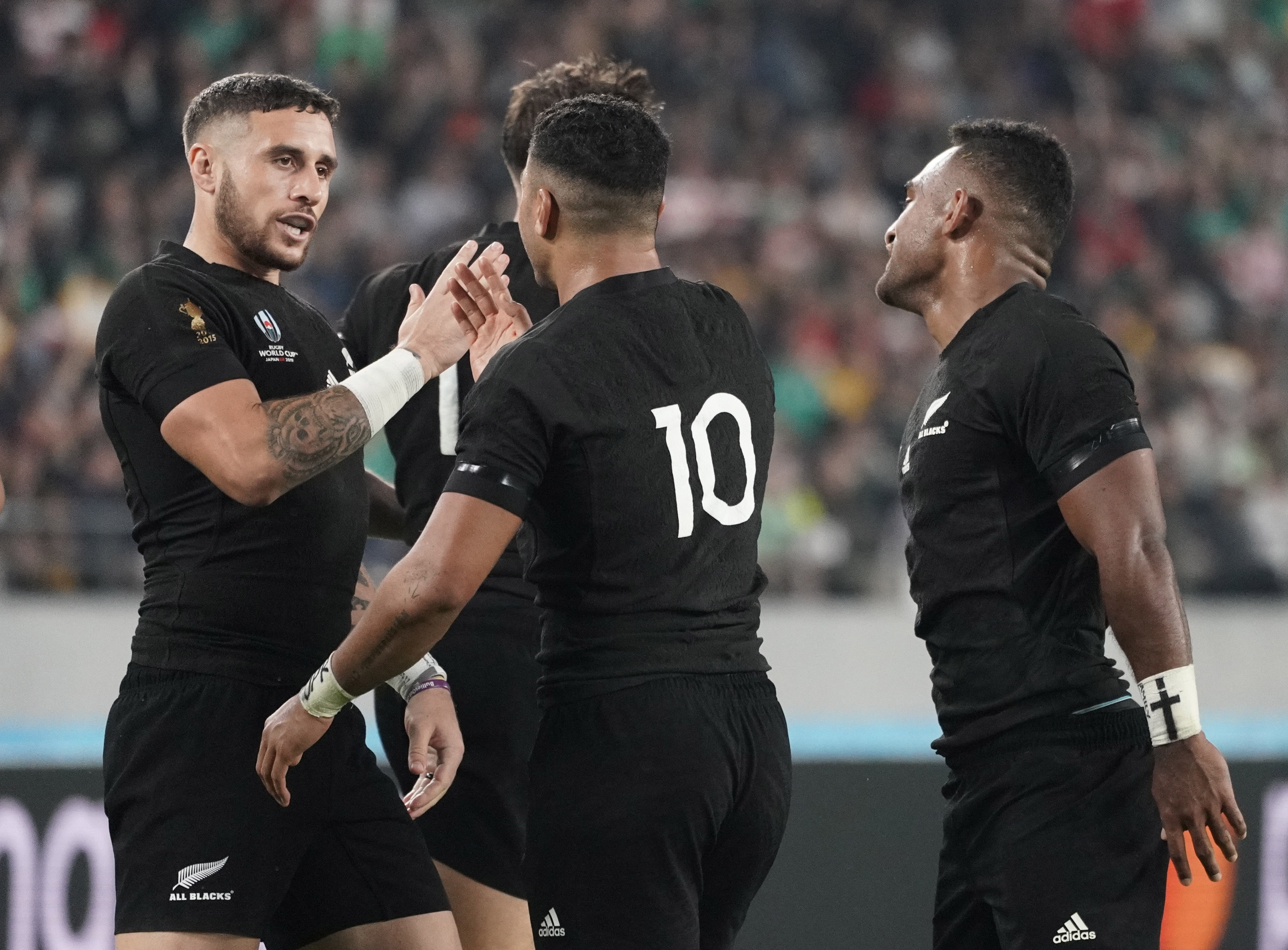 epa07933205 New Zealand's Richie Mo'unga (C) and Sevu Reece (R) celebrate scoring a try during the Rugby World Cup quarter final match between New Zealand and Ireland played in the Tokyo Stadium, Tokyo, Japan, 19 October 2019.  EPA/FRANCK ROBICHON EDITORIAL USE ONLY/ NO COMMERCIAL SALES / NOT USED IN ASSOCATION WITH ANY COMMERCIAL ENTITY