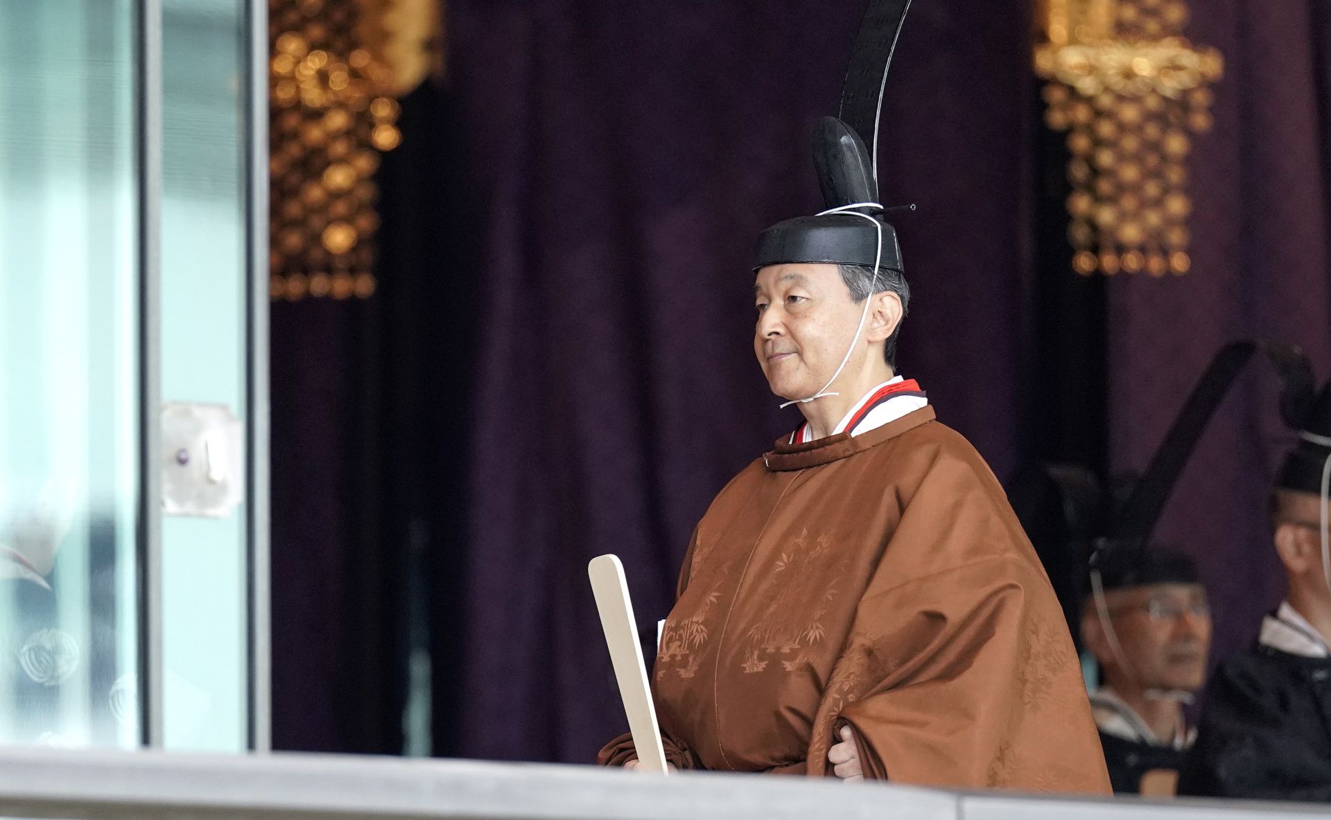 epa07939632 Japan's Emperor Naruhito leaves the ceremony hall after proclaiming his enthronement at the Imperial Palace in Tokyo, Japan, 22 October 2019. Naruhito ascended the throne on 01 May 2019 after his father Emperor Emeritus Akihito abdicated on 30 April 2019.  EPA/KIMIMASA MAYAMA / POOL