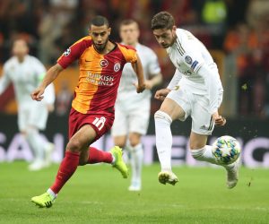 epa07941294 Real Madrid's Federico Valverde (R) in action against Galatasaray's Younes Belhanda (L) at UEFA Champions League group A match between Galatasaray and Real Madrid in Istanbul, Turkey 22 October 2019.  EPA/TOLGA BOZOGLU