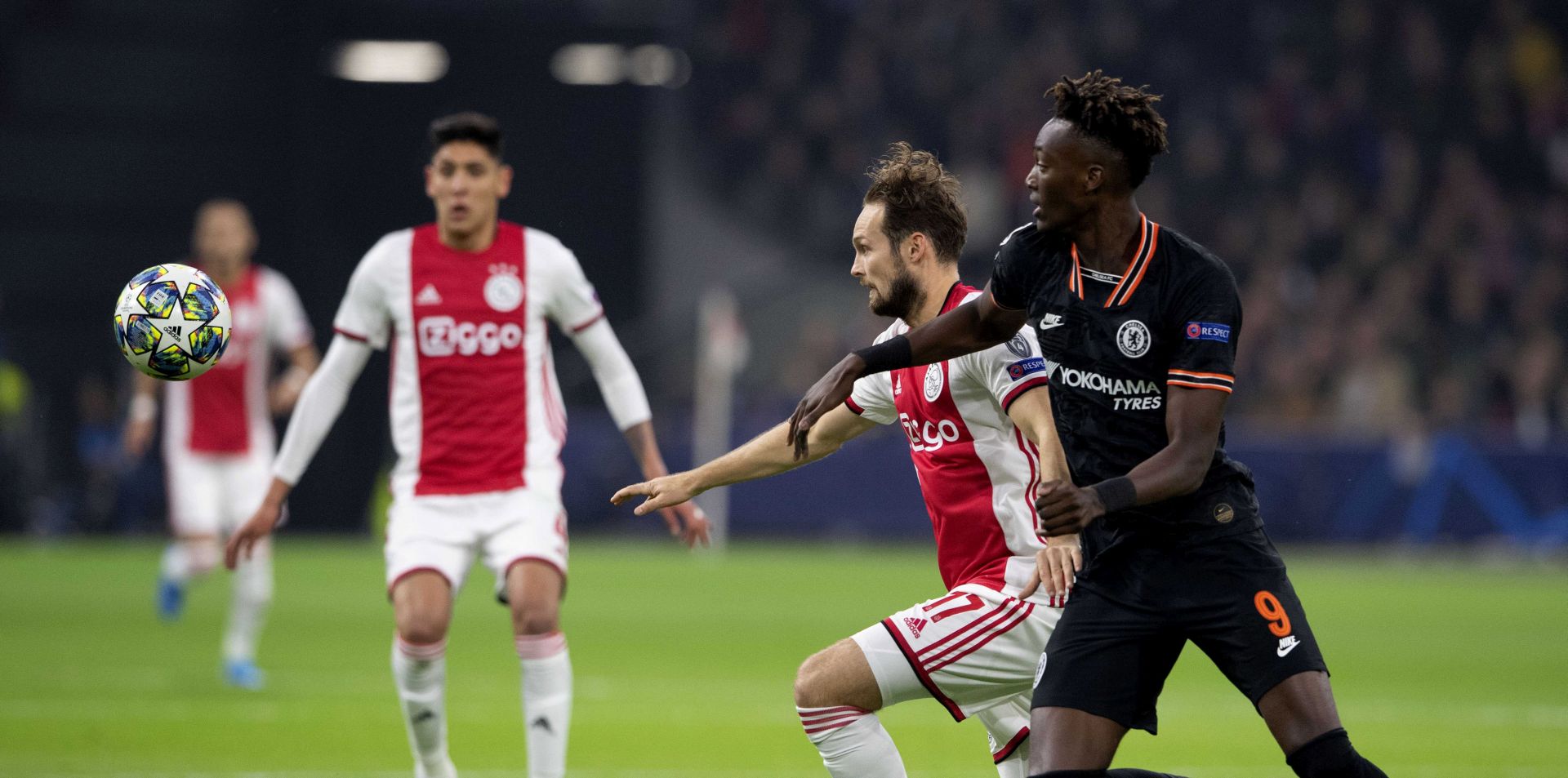 epa07943700 Daley Blind (C) of Ajax and Tammy Abraham (R) of Chelsea FC in action during the UEFA Champions League group H soccer match between Ajax and Chelsea in Amsterdam, the Netherlands, 23 October 2019.  EPA/OLAF KRAAK