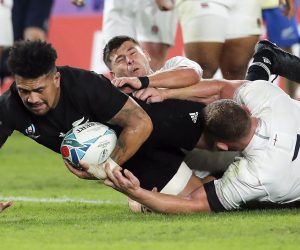 epa07950450 New Zealand's Ardie Savea (L) scores a try during the Rugby World Cup 2019 semi final match between New Zealand and England at the International Stadium Yokohama in Yokohama City, Japan, 26 October 2019.  EPA/MARK R. CRISTINO EDITORIAL USE ONLY/ NO COMMERCIAL SALES / NOT USED IN ASSOCATION WITH ANY COMMERCIAL ENTITY