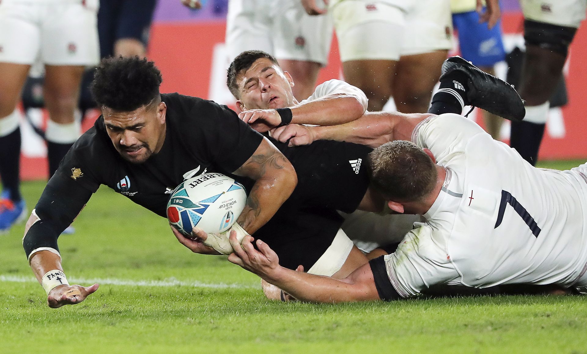 epa07950450 New Zealand's Ardie Savea (L) scores a try during the Rugby World Cup 2019 semi final match between New Zealand and England at the International Stadium Yokohama in Yokohama City, Japan, 26 October 2019.  EPA/MARK R. CRISTINO EDITORIAL USE ONLY/ NO COMMERCIAL SALES / NOT USED IN ASSOCATION WITH ANY COMMERCIAL ENTITY