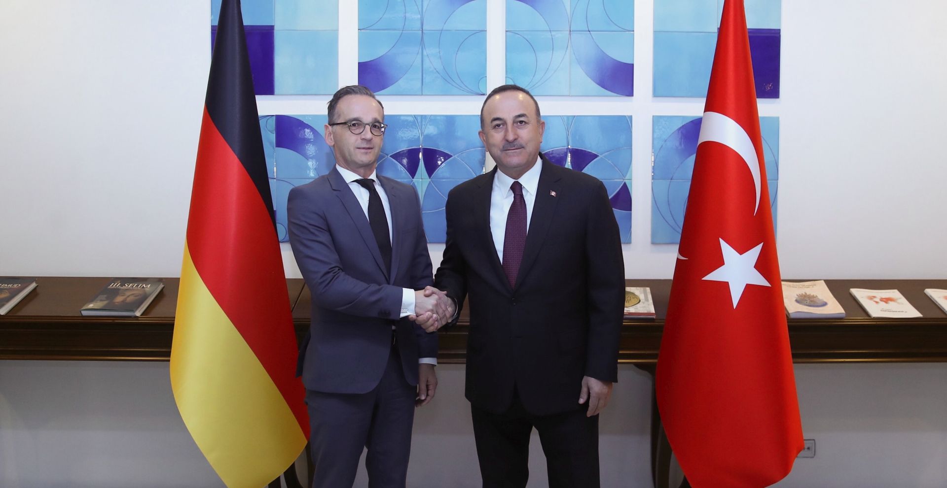 epa07950621 A handout photo made available by the Turkish Foreign Ministry press office shows German Foreign Minister Heiko Maas (L) and Turkish Foreign Minister Mevlut Cavusoglu (R) shake hands during their meeting in Ankara, Turkey, 26 October 2019.  EPA/TURKISH FOREIGN MINISTRY / HANDOUT  HANDOUT EDITORIAL USE ONLY/NO SALES