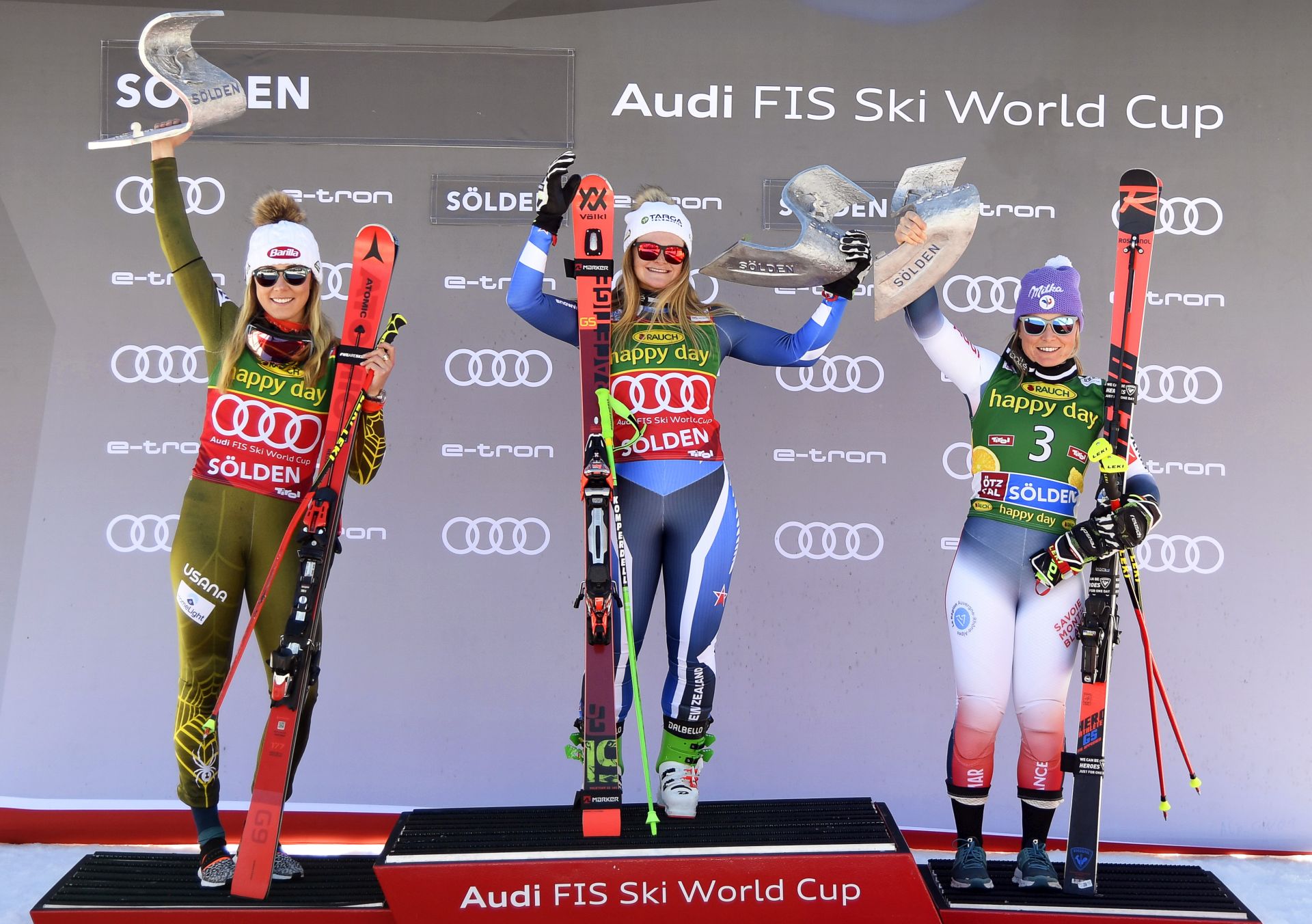 epa07950973 Alice Robinson (C) of New Zealand celebrates on the podium after winning the women's Giant Slalom race of the FIS Alpine Skiing World Cup season opener in Soelden, Austria, 26 October 2019. Robinson won ahead of second placed Mikaela Shiffrin (L) of the USA and third placed Tessa Worley (R) of France.  EPA/CHRISTIAN BRUNA