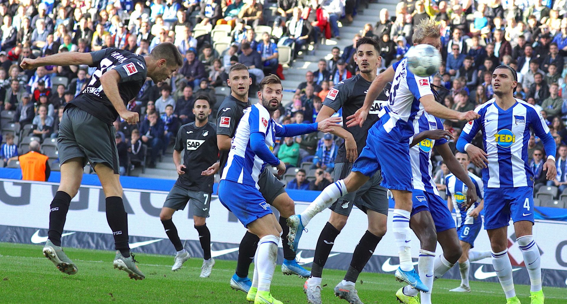 epa07951429 Hoffenheim's Andrej Kramaric (L) scores the second goal during the German Bundesliga soccer match between Hertha BSC and TSG 1899 Hoffenheim in Berlin, Germany, 26 October 2019.  EPA/OMER MESSINGER CONDITIONS - ATTENTION: The DFL regulations prohibit any use of photographs as image sequences and/or quasi-video.