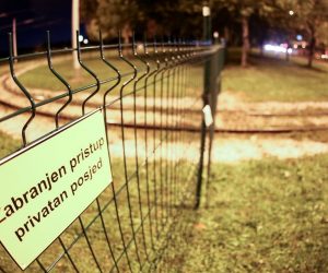 01.10.2019., Zagreb - Obitelj Marsanic postavila je ogradu preko pruge u okretistu tramvaja u Preckom. Photo: Marin Tironi/PIXSELL