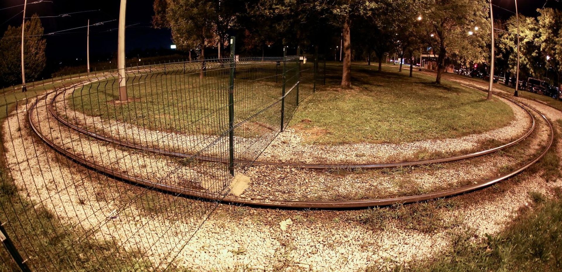 01.10.2019., Zagreb - Obitelj Marsanic postavila je ogradu preko pruge u okretistu tramvaja u Preckom. Photo: Marin Tironi/PIXSELL