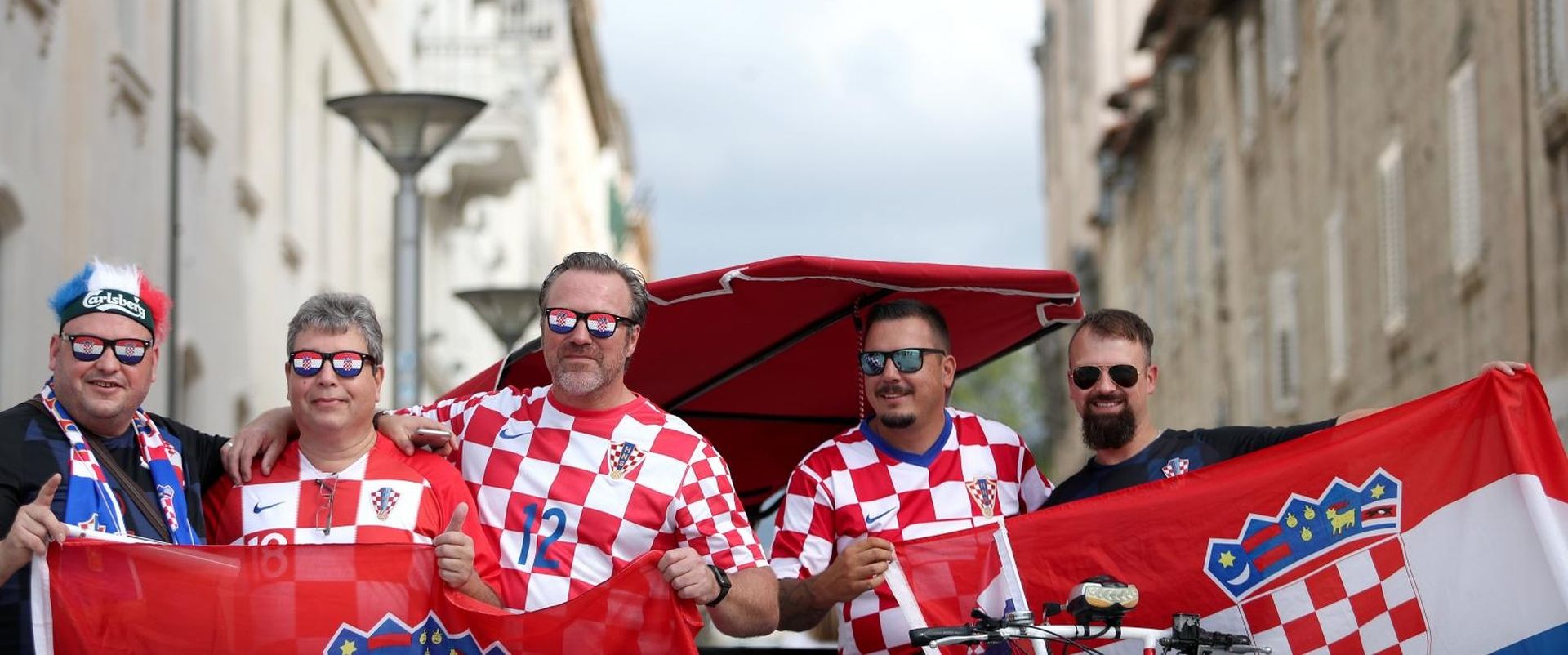 10.10.2019., Split - Navijaci se okupljaj uu gradu uoci kvalifikacijske utakmice za Europsko prvenstvo izmedju Hrvatske i Madjarske. Photo: Igor Soban/PIXSELL