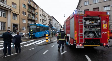 GUŽVE U ZAGREBU: Zapalio se tramvaj, vatrogasci na terenu