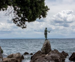 15.05.2018., Opatija - Djevojka s galebom, elegantna statua na stijeni uz obalno setaliste Lungomare, simbol je Opatije i cijelog Kvarnera. 

Photo: Nel Pavletic/PIXSELL
