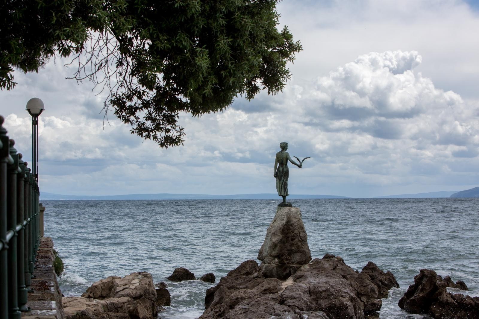 15.05.2018., Opatija - Djevojka s galebom, elegantna statua na stijeni uz obalno setaliste Lungomare, simbol je Opatije i cijelog Kvarnera. 

Photo: Nel Pavletic/PIXSELL