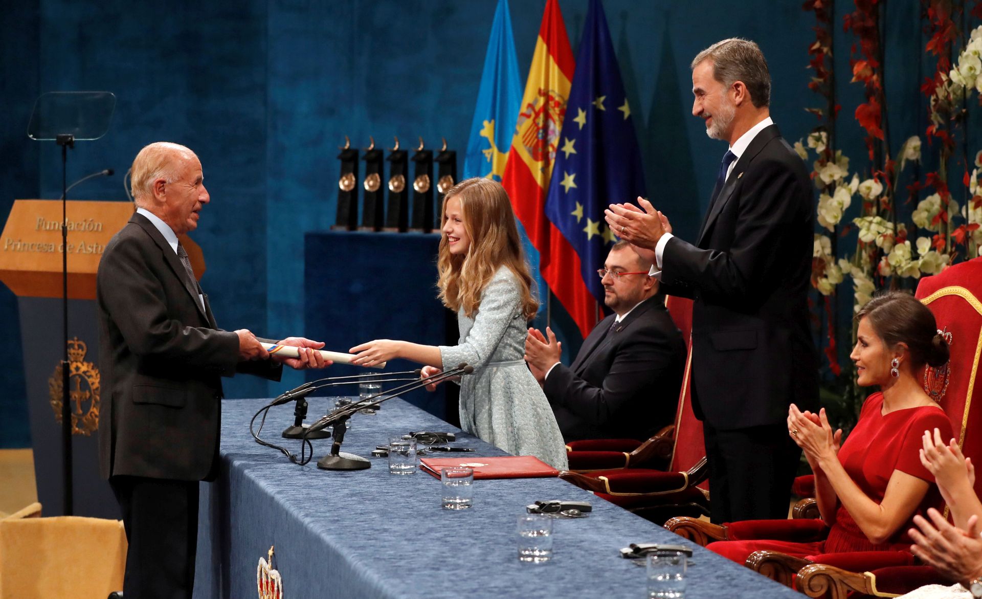 epa07930931 Spain's Crown Princess Leonor (2-L) presents US-Cuban sociologist Alejandro Portes (L) the Princess of Asturias 2019 Award for Social Sciences as her parents, King Felipe VI (2-R) and Queen Letizia (R), applaud during the 39th Princess of Asturias Awards ceremony at the Campoamor Theater in Oviedo, Asturias, northern Spain, 19 October 2019. The Princess of Asturias Awards are given every year to personalities or organizations from all around the world who make significant achievements in the sciences, arts, literature, humanities and sports.  EPA/Ballesteros