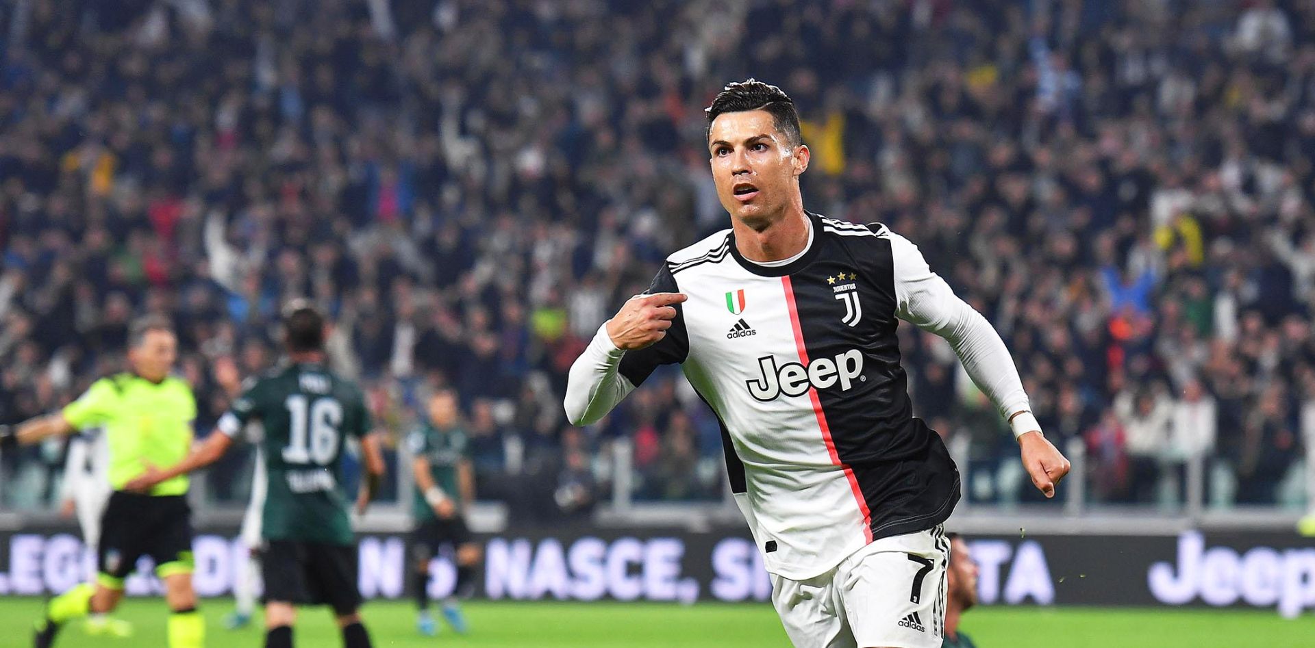 epa07934821 Juventus' Cristiano Ronaldo celebrates after scoring the 1-0 lead during the Italian Serie A soccer match between Juventus FC and Bologna FC in Turin, Italy, 19 October 2019.  EPA/ALESSANDRO DI MARCO