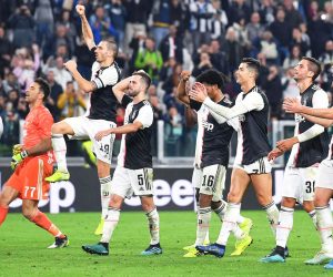 epa07934995 Juventus players celebrate after the Italian Serie A soccer match between Juventus FC and Bologna FC in Turin, Italy, 19 October 2019.  EPA/ALESSANDRO DI MARCO