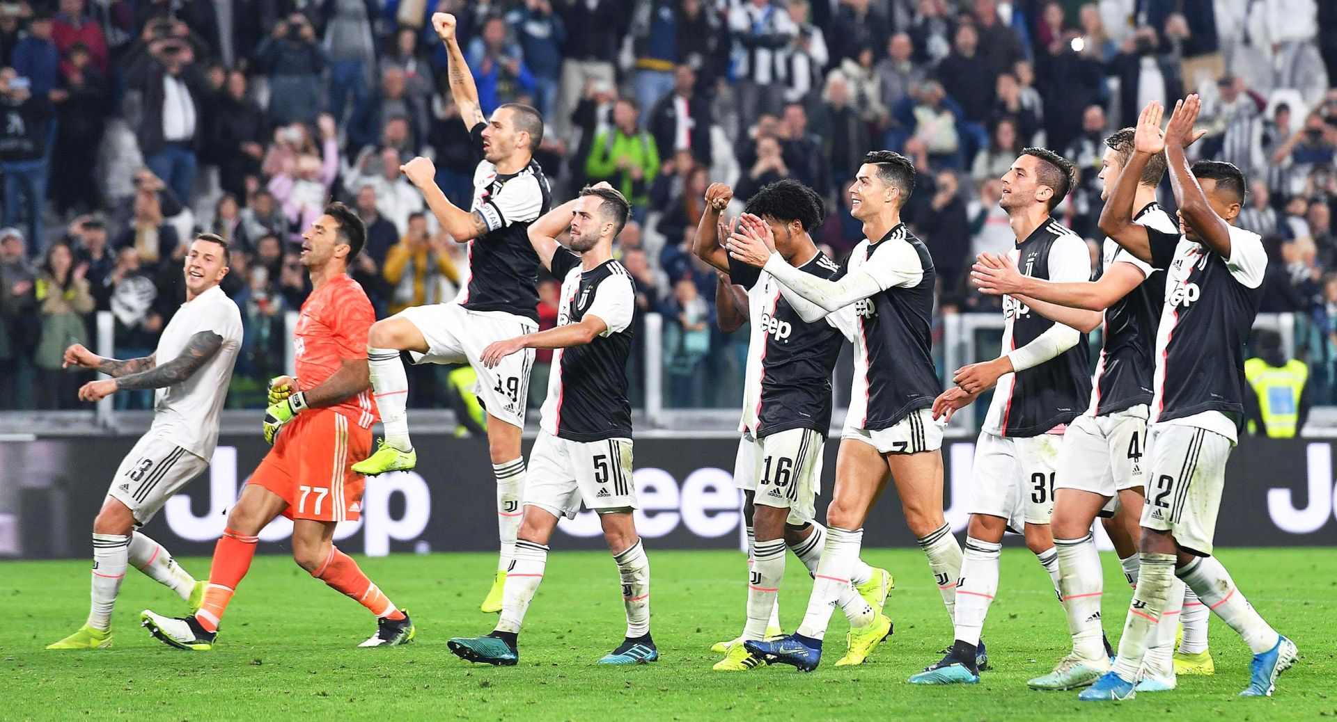 epa07934995 Juventus players celebrate after the Italian Serie A soccer match between Juventus FC and Bologna FC in Turin, Italy, 19 October 2019.  EPA/ALESSANDRO DI MARCO