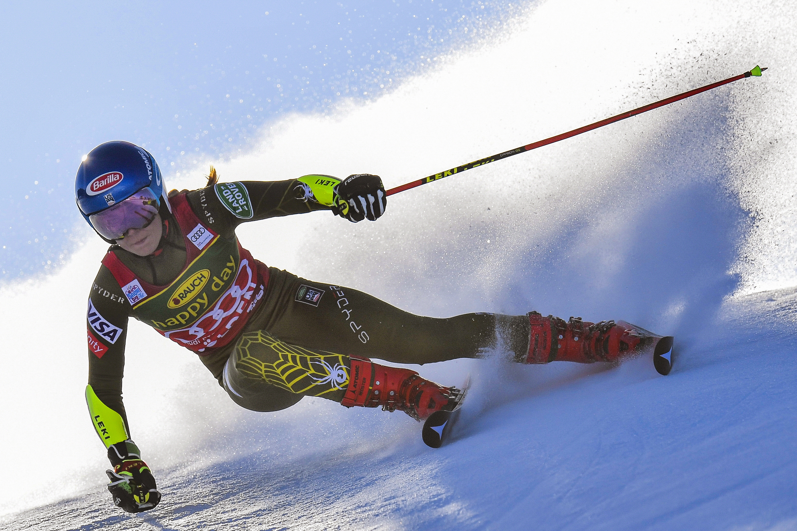 epa07950546 Mikaela Shiffrin of the USA in action during the first run of the women's Giant Slalom race of the FIS Alpine Skiing World Cup season opener on the Rettenbach glacier in Soelden, Austria, 26 October 2019.  EPA/GIAN EHRENZELLER