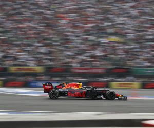 epa07954867 Dutch Max Verstappen of Red Bull competes during the Mexican Grand Prix at the Hermanos Rodriguez Racetrack in Mexico City, Mexico, 27 October 2019.  EPA/JOSE MENDEZ