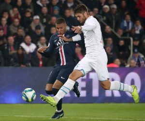 epa07954814 Paris Saint Germain's Kylian Mbappe (L) and Marseille's Duje Caleta-Car (R) in action during the French Ligue 1 soccer match between PSG and Marseille at the Parc des Princes stadium in Paris, France, 27 October 2019.  EPA/CHRISTOPHE PETIT TESSON
