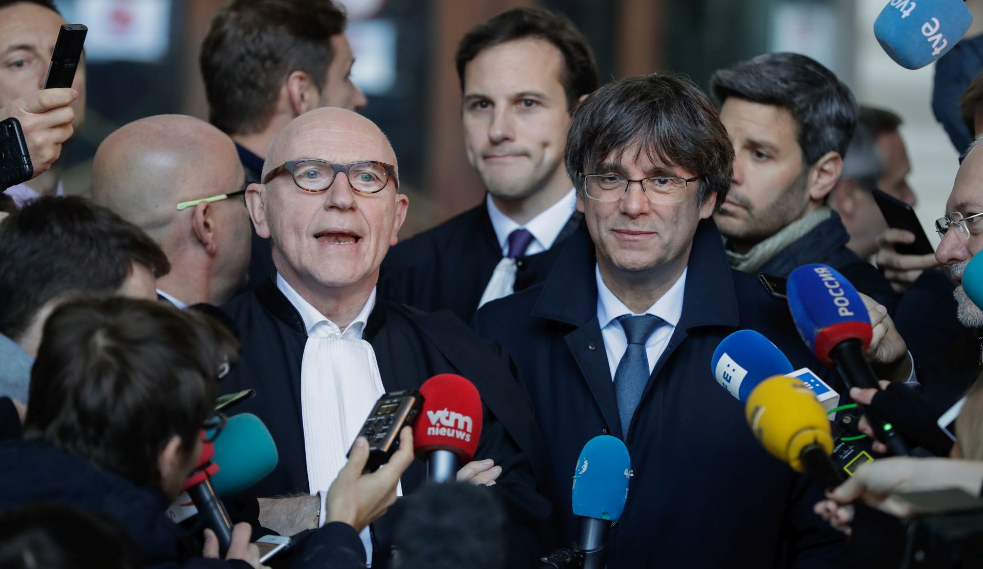 epa07957549 Lawyer Paul Bekaert (L) and former Catalan leader Carles Puigdemont (C) speak to the press after a hearing at the justice court in Brussels, Belgium, 29 October 2019.  EPA/STEPHANIE LECOCQ