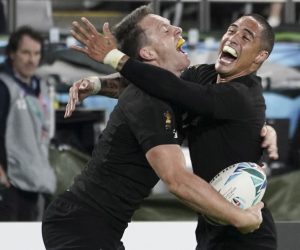 epa07964190 Ben Smith of New Zealand (L) reacts with team mate Aaron Smith (R) after scoring a try during the Rugby World Cup Bronze Final match between New Zealand and Wales at the Tokyo Stadium, Tokyo, Japan, 01 November 2019.  EPA/FRANCK ROBICHON EDITORIAL USE ONLY/ NO COMMERCIAL SALES / NOT USED IN ASSOCATION WITH ANY COMMERCIAL ENTITY