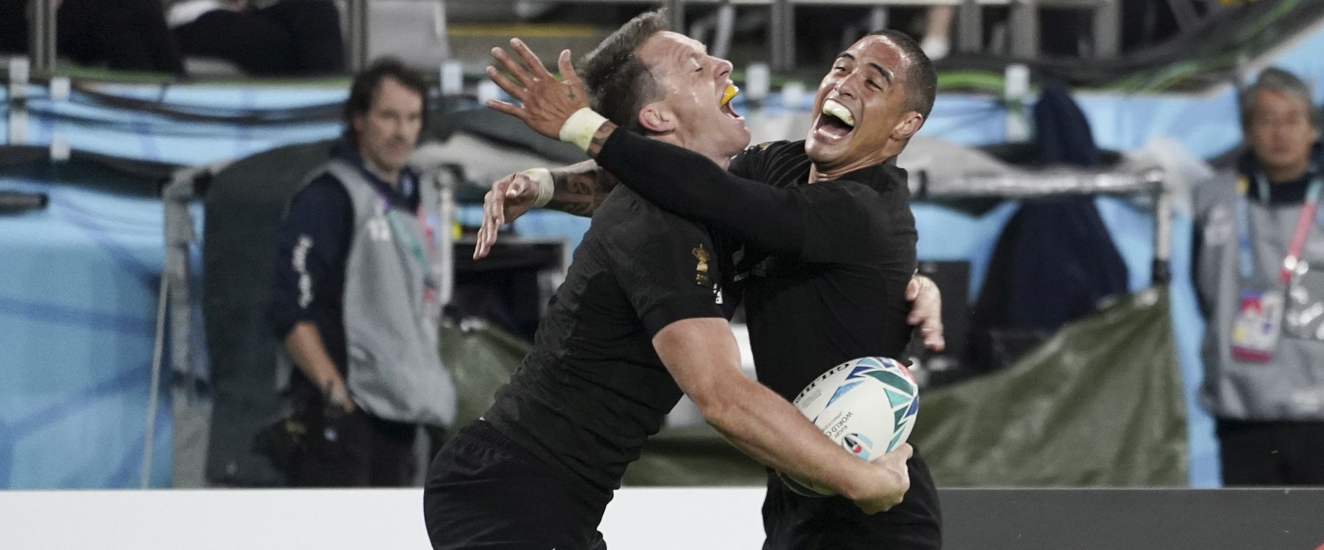epa07964190 Ben Smith of New Zealand (L) reacts with team mate Aaron Smith (R) after scoring a try during the Rugby World Cup Bronze Final match between New Zealand and Wales at the Tokyo Stadium, Tokyo, Japan, 01 November 2019.  EPA/FRANCK ROBICHON EDITORIAL USE ONLY/ NO COMMERCIAL SALES / NOT USED IN ASSOCATION WITH ANY COMMERCIAL ENTITY