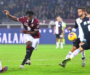 epa07968176 Torino's Ola Aina (C) in action during the Italian Serie A soccer match between Torino FC and Juventus FC at the Olimpico Grande Torino stadium in Turin, Italy, 02 November 2019.  EPA/ALESSANDRO DI MARCO