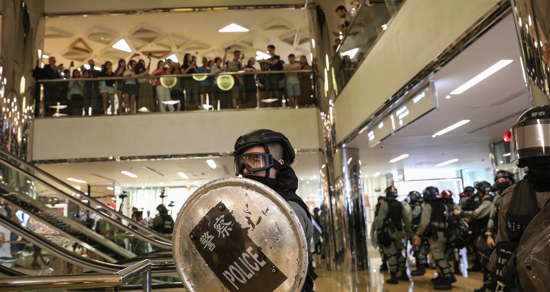 epa07969317 Riot police arrive to a shopping mall to disperse protesters during a rally against police brutality in Hong Kong, China, 03 November 2019. Hong Kong has entered a 22nd week of ongoing mass protests, originally triggered by a now withdrawn extradition bill to mainland China that have turned into a wider pro-democracy movement.  EPA/JEROME FAVRE
