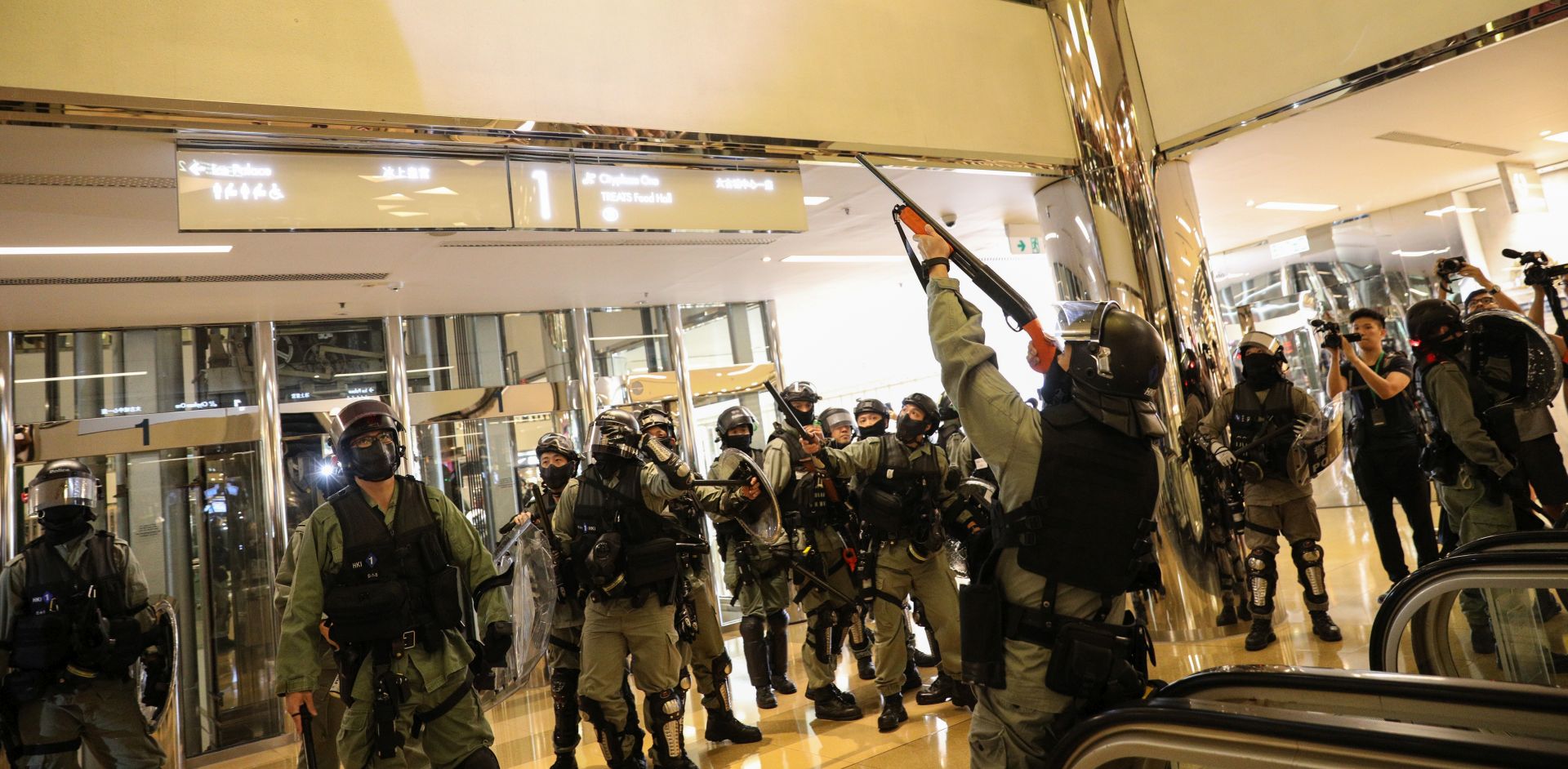 epa07969316 Riot police arrive to a shopping mall to disperse protesters during a rally against police brutality in Hong Kong, China, 03 November 2019. Hong Kong has entered a 22nd week of ongoing mass protests, originally triggered by a now withdrawn extradition bill to mainland China that have turned into a wider pro-democracy movement.  EPA/JEROME FAVRE