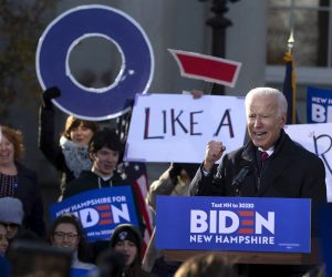 epaselect epa07982306 Democratic candidate for United States President, Former Vice President Joe Biden, gestures to supporters outside the New Hamsphire State House after Biden filed the needed paperwork to appear on the New Hampshire primary ballot in Concord, New Hampshire, USA 08 November 2019. The first in the nation primary is to be held on 11 February 2020 in New Hamsphire.  EPA/CJ GUNTHER