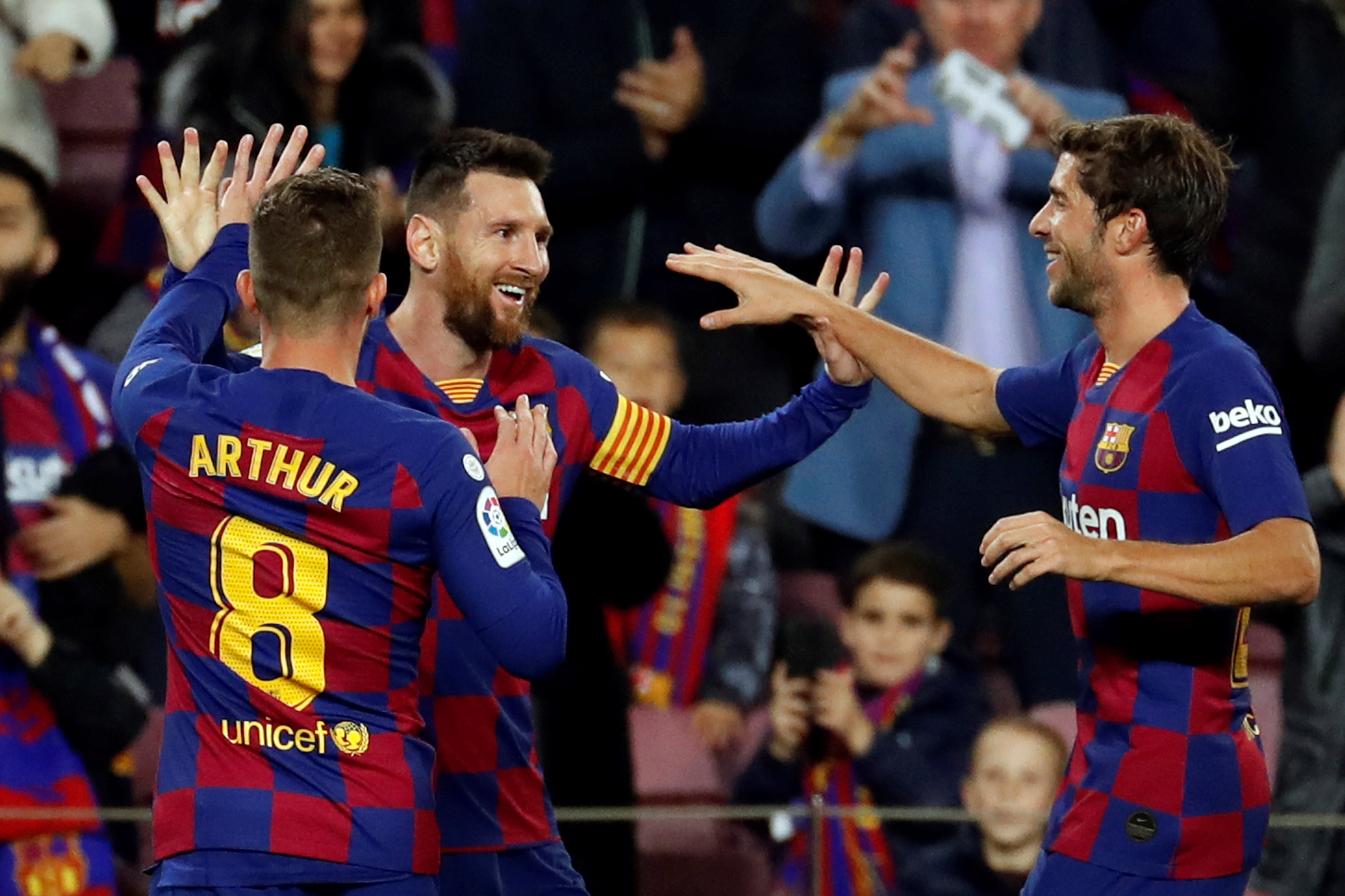 epa07984842 FC Barcelona's Argentinian striker Lionel Messi (C) celebrates with his teammates after scoring the 2-1 lead against Celta during their Spanish LaLiga Primera Division soccer match played at Camp Nou stadium in Barcelona, Spain, 09 November 2019.  EPA/Toni Albir