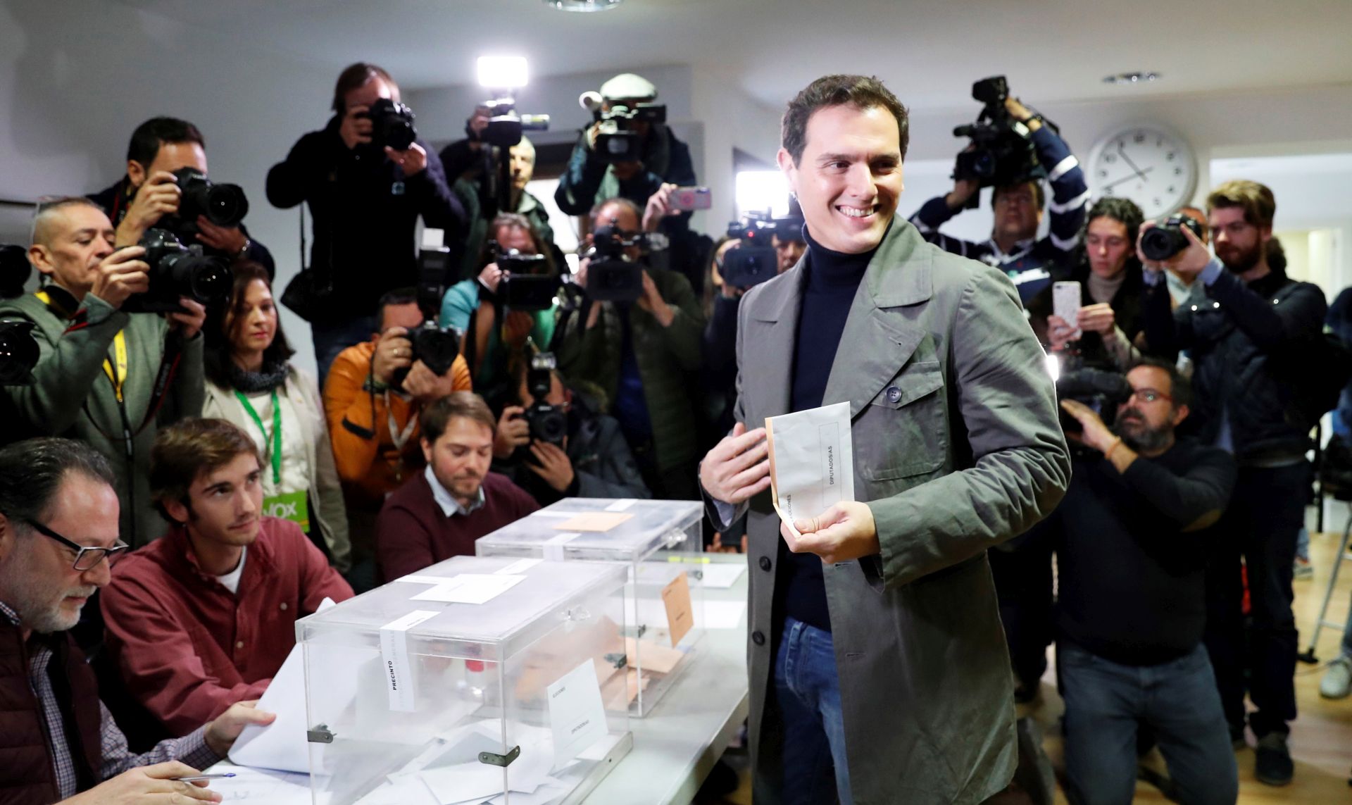 epa07985592 Leader of Spanish Ciudadanos Party Albert Rivera (C) casts his vote at a polling station in Pozuelo de Alarcon, Madrid, Spain, 10 November 2019. Spain holds general elections after Sanchez failed to form government following 28 April elections.  EPA/ZIPI